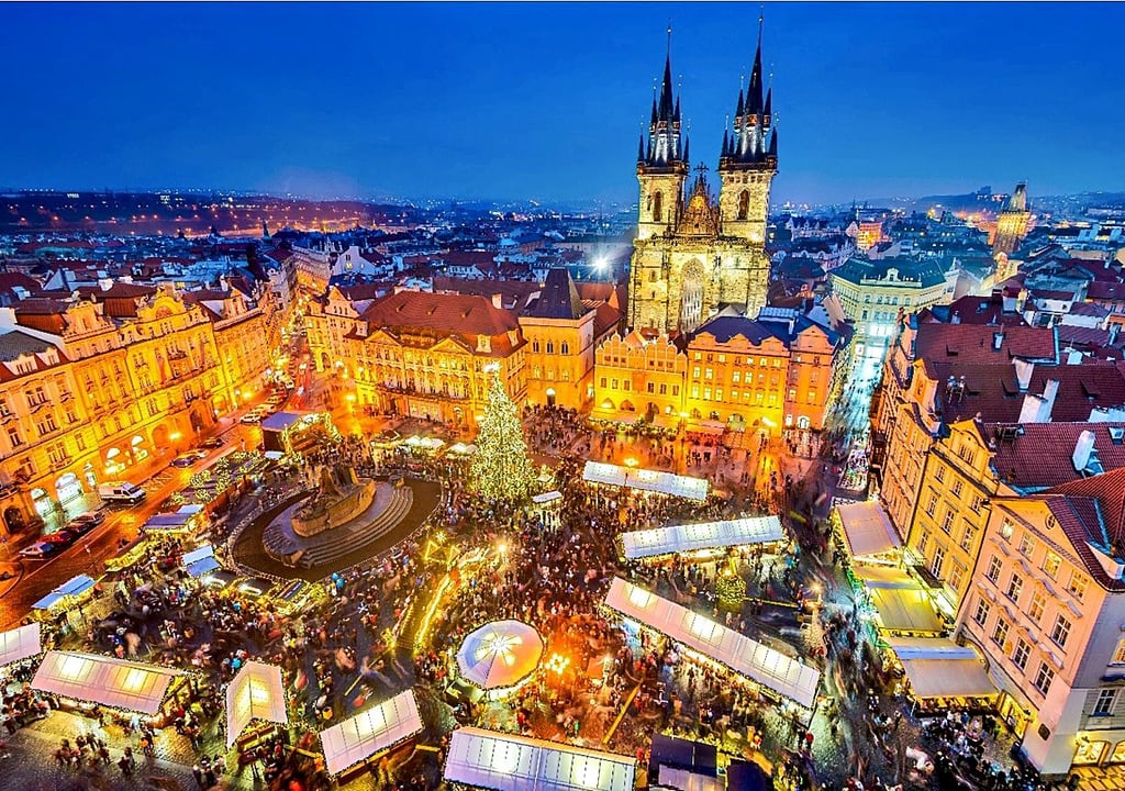 Luftaufnahme vom weihnachtlichen  Prag 