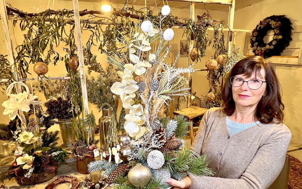 Annett Langenberg zeigt ein Gesteck mit Murii-Zweigen und weißem Eukalyptus. 