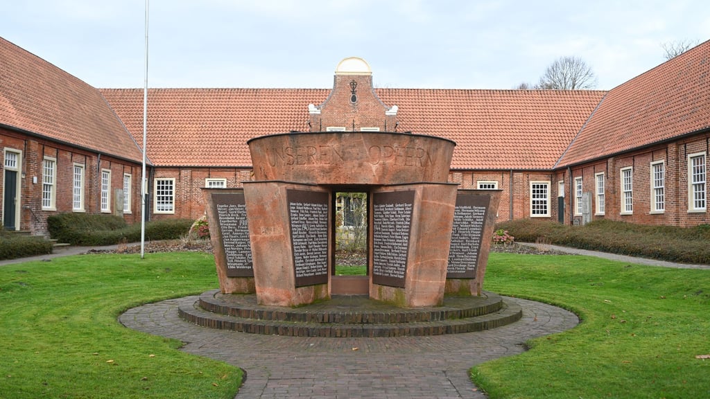 Die Erkenntnis sorgte für Aufsehen, denn der Name des SS-Mannes steht auf einem Ehrenmal für die Opfer von Krieg und Gewalt. (Archivbild)
