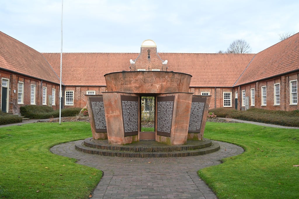 Die Erkenntnis sorgte für Aufsehen, denn der Name des SS-Mannes steht auf einem Ehrenmal für die Opfer von Krieg und Gewalt. (Archivbild)