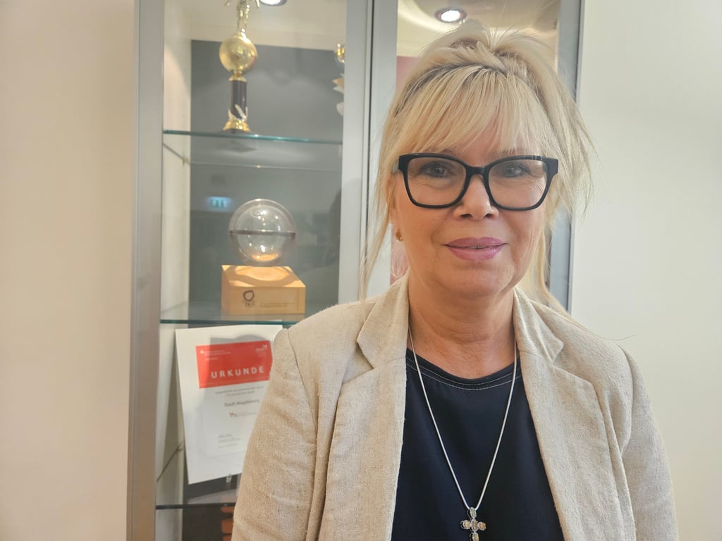 Simone Borris vor einer Vitrine mit Pokalen im Magdeburger Rathaus.