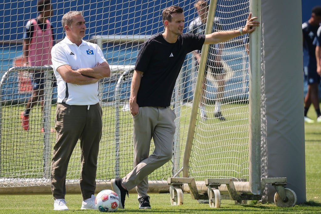 Die HSV-Macher arbeiten weiter zusammen: Sportdirektor Claus Costa (r) und Sportvorstand Stefan Kuntz.