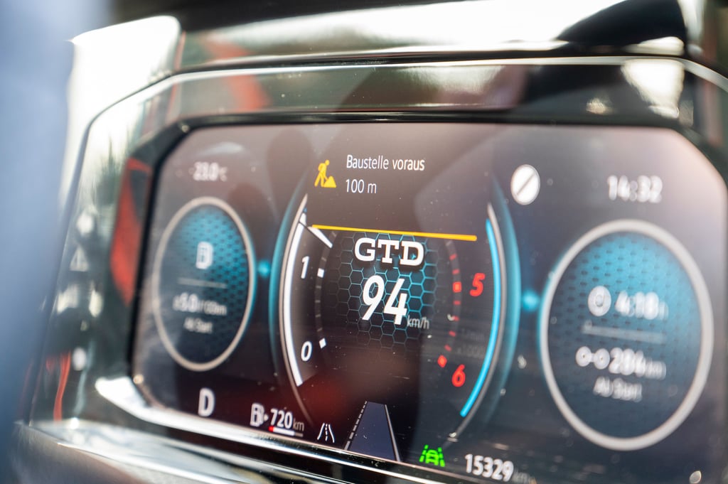 Stimmt das alles da im Display? Oder sollte ich vielleicht doch noch mal gucken, wie weit die Baustelle wirklich weg ist?