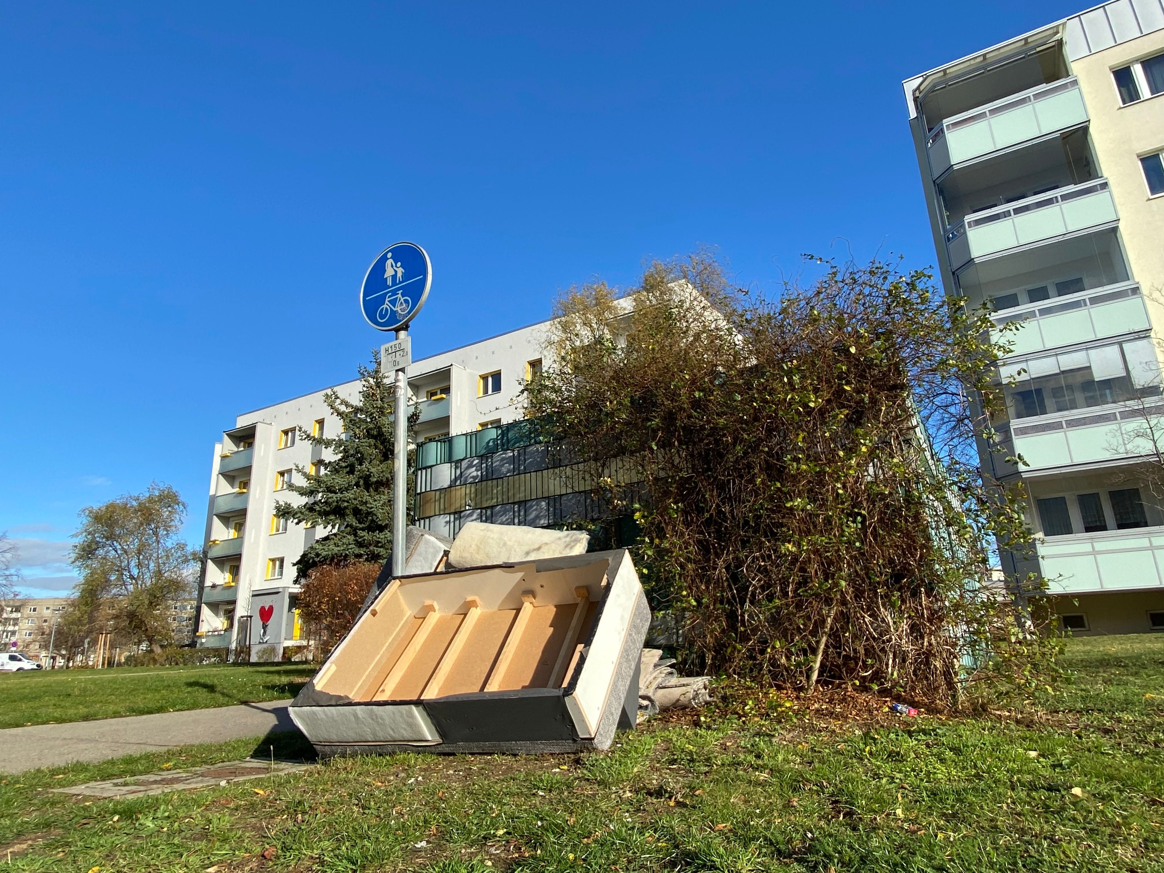 Großvermieter im Harz: Illegale Abfallentsorgung: Versinken Wernigerodes Wohnviertel im Sperrmüll?