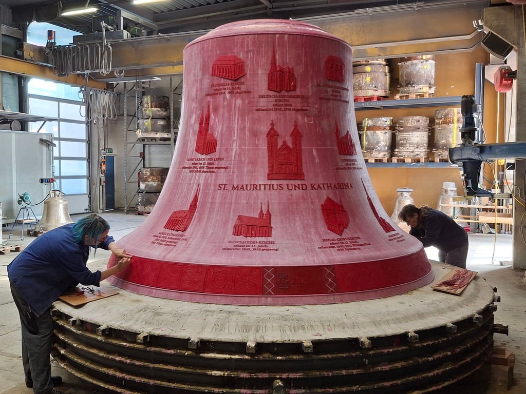 14 Tonnen schwer wird die neue Domglocke für den Magdeburger Dom sein. Hier zu sehen die Arbeiten zur Verzierung an der sogenannten „falschen Glocke“ in der Glockengießerei Grassmayr im österreichischen Innsbruck. 