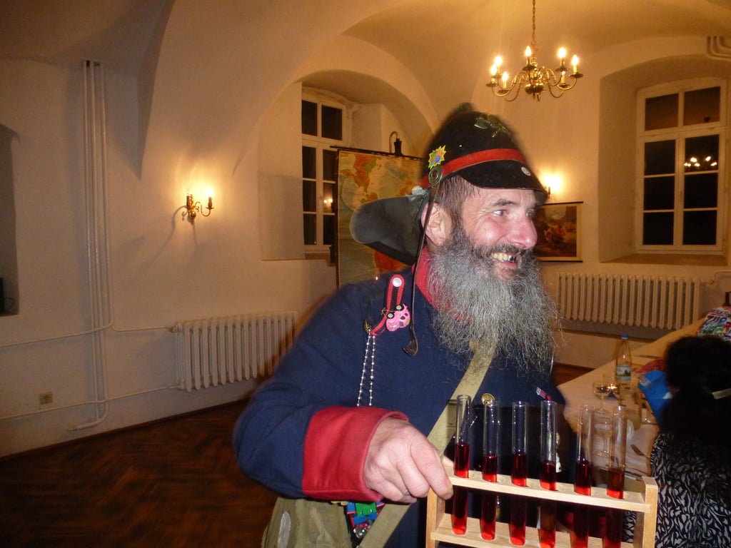 Jost Naumann kredenzt im Wallhäuser Schloss die Feuerzangenbowle. 