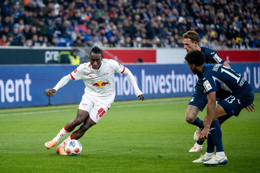 RB Leipzigs Yan Diomande am Ball.