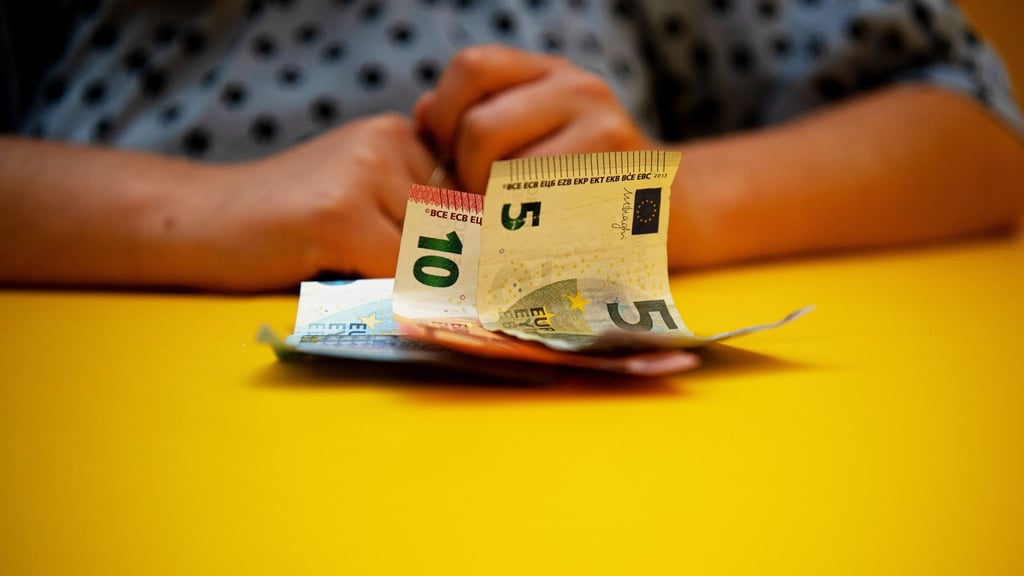 Das Geld wird knapp, der Monat ist aber noch lang? Einer Überschuldungssituation geht oft eine Lebenskrise voraus.