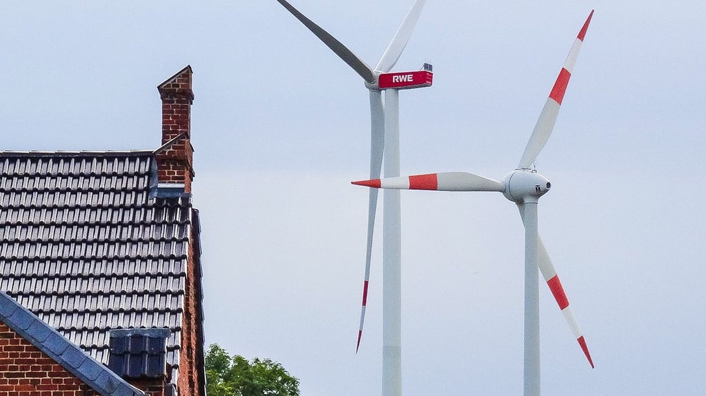 Windräder bei Groß Ellingen in der Gemeinde Hohenberg-Krusemark, Landkreis Stendal: Das Unternehmen RWE möchte weitere seiner Anlagen am Dorfrand repowern und dabei fast 500 Meter an die Häuser gehen. 