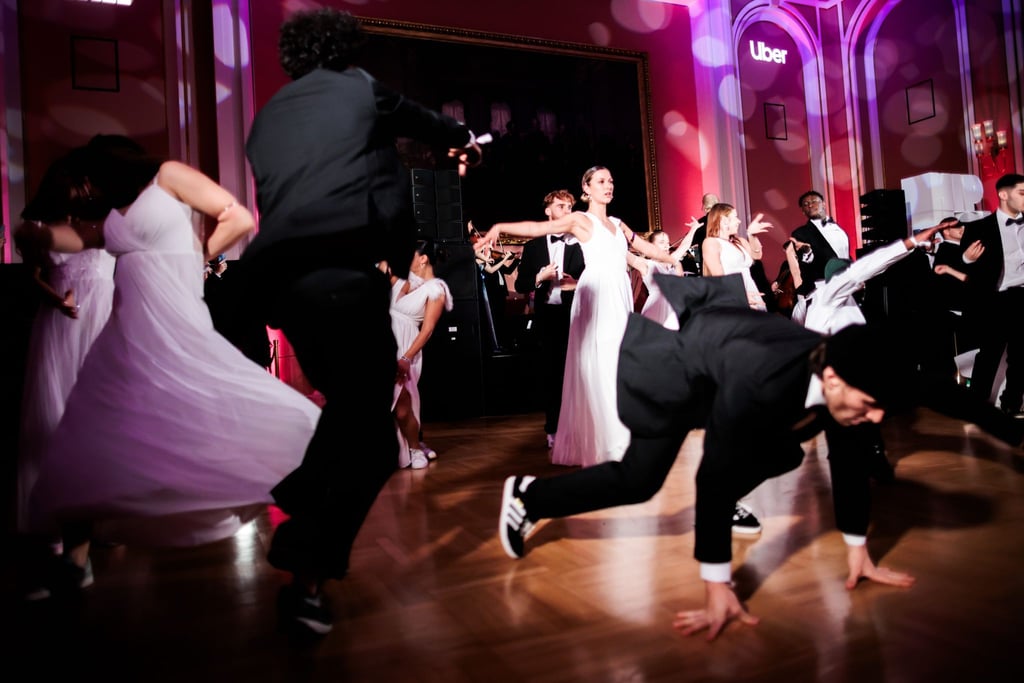 Tänzer eröffnen mit einer Tanzperformance den Hip-Hop Ball im Roten Rathaus.