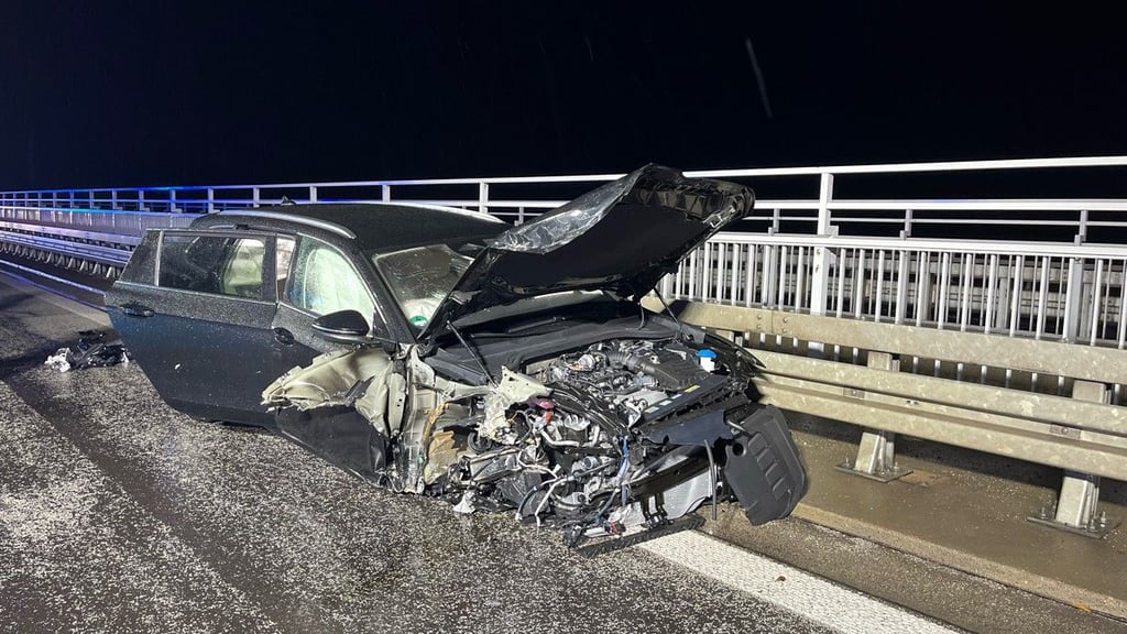 Auf der A2 zwischen Lostau und Magdeburg Rothensee verlor ein 54-Jähriger alkoholisierter Fahrer am Samstagabend die Kontrolle über sein Auto und prallte gegen die Schutzplanken.