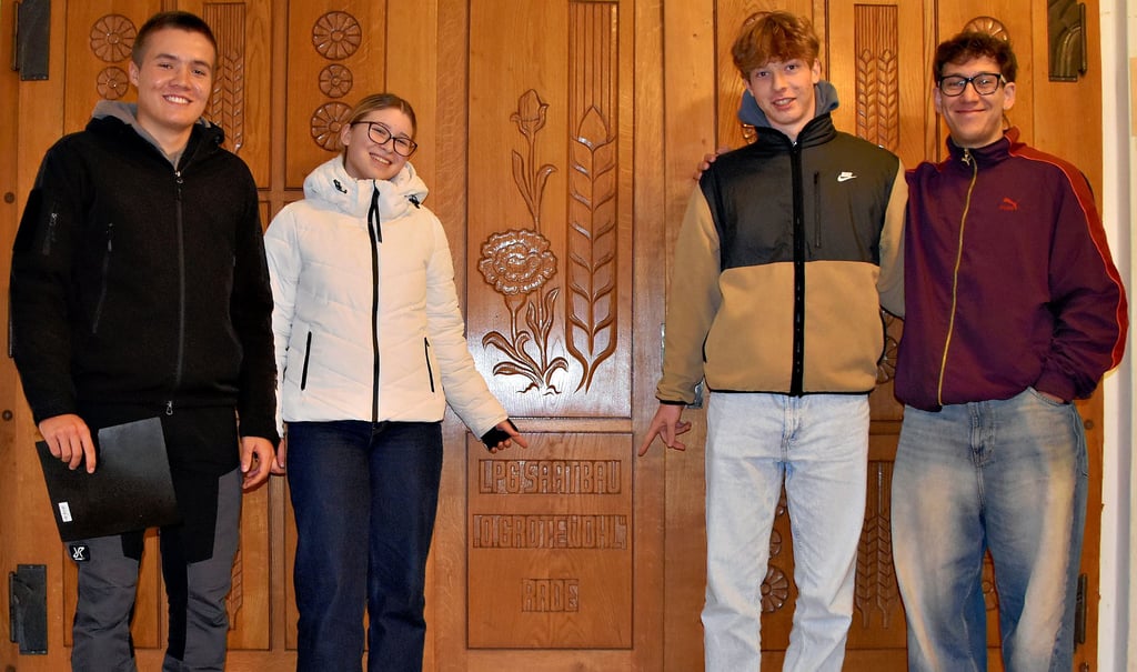 Schüler des Abiturjahrgangs 2026 kümmern sich um das Projekt Elbauenhalle, von links: Finn Zessin, Antonia Seiche, Lenny Ockler und Levente Rus.