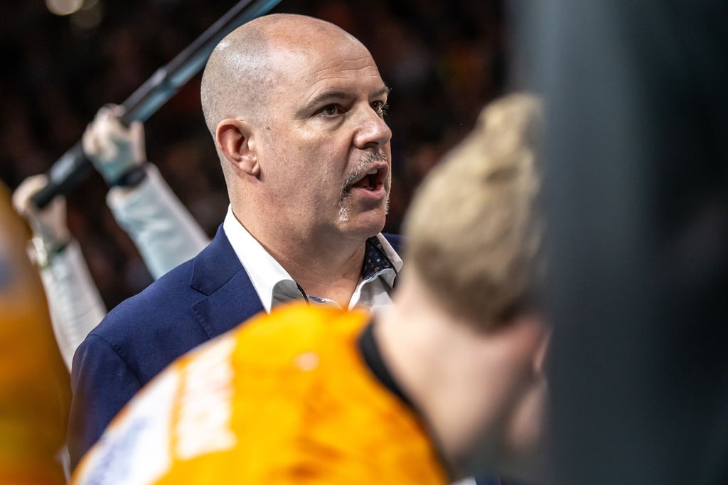 Trainer Joel Banks feiert mit den Berlin Volleys einen wichtigen Sieg.