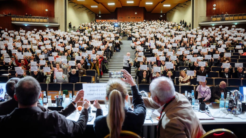 Die Mitgliederversammlung des FC St. Pauli im Audimax-Gebäude der Universität Hamburg.