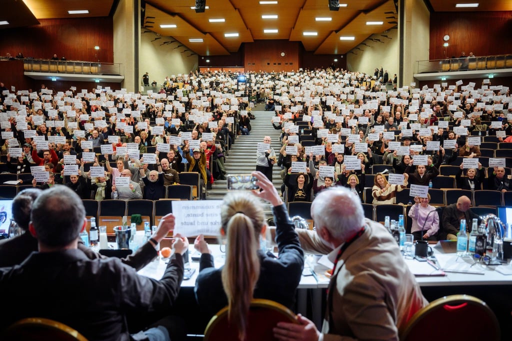 Die Mitgliederversammlung des FC St. Pauli im Audimax-Gebäude der Universität Hamburg.
