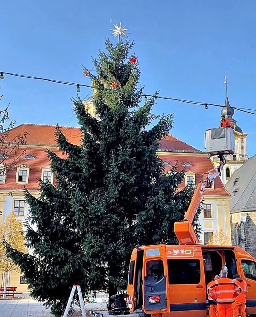Die ersten Sterne schmücken den Weihnachtsbaum. 