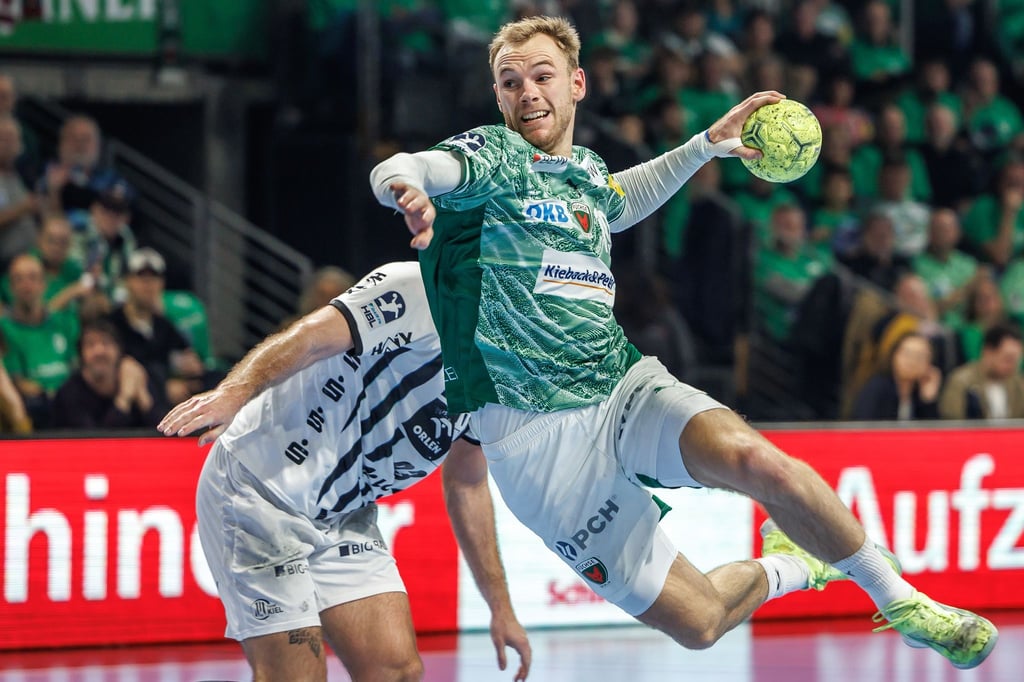 Welthandballer Mathias Gidsel im Duell gegen Kiel.