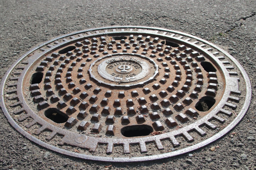 Ein Gullideckel in Möckern.
