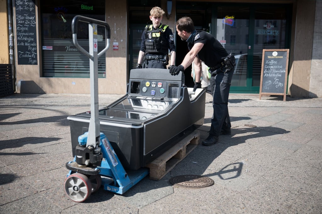 Beamte transportieren einen Spielautomaten aus einem Lokal. (Archivbild)