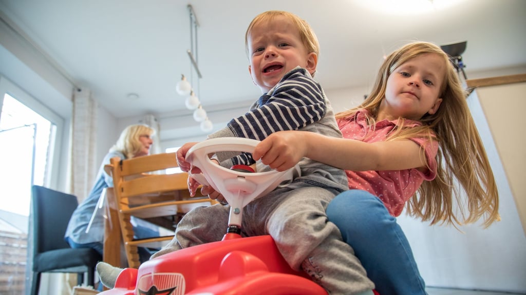 Da müssen sie erst mal alleine durch: Geschwister sollten miteinander streiten können.