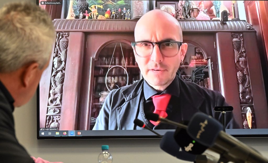 Kriminalbiologe Benecke sagt, er habe ebenfalls eine Probe von Hitlers Blut genommen, von der Lehne des Sofas, auf dem sich Hitler erschossen hat. (Archivbild)