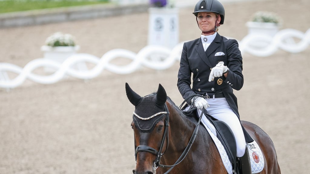 Siegreiches Duo: Jessica von Bredow-Werndl mit Weltcup-Debütant Diallo.