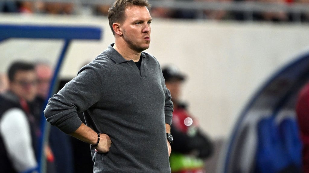 Julian Nagelsmann blickt skeptisch auf das Spielfeld.