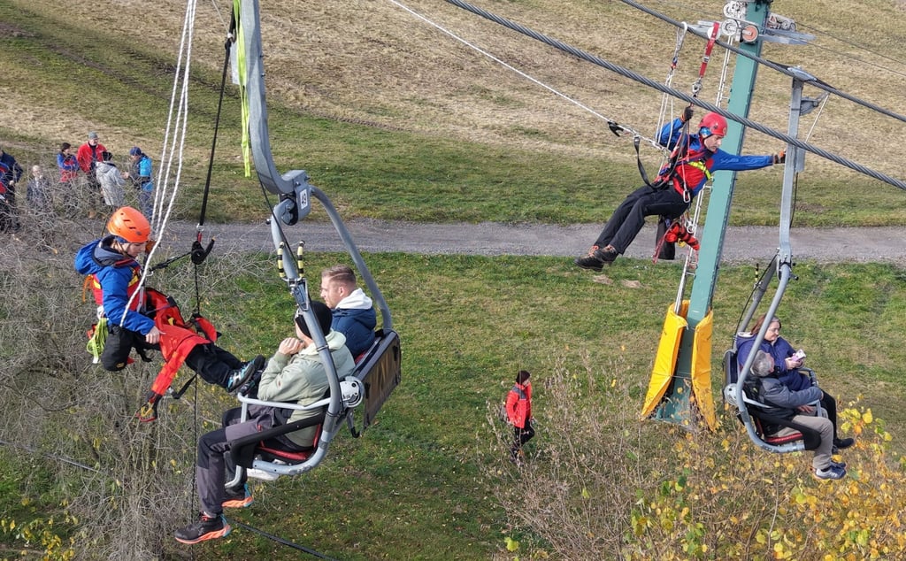 Die DRK-Bergwacht übt im Erzgebirge die Rettung aus einem Skilift.