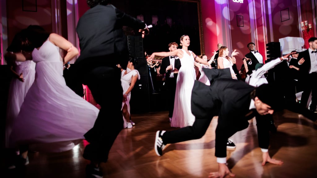 Tänzer eröffnen mit einer Tanzperformance den Hip-Hop Ball im Roten Rathaus.
