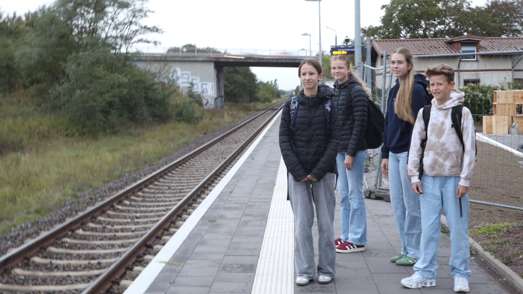 Anastasia, Ellie, Merle sowie Nathan und weitere Schüler aus Vahldorf verpassen ständig den Unterrichtsbeginn in Haldensleben, weil Züge zu spät kommen oder gar ausfallen.