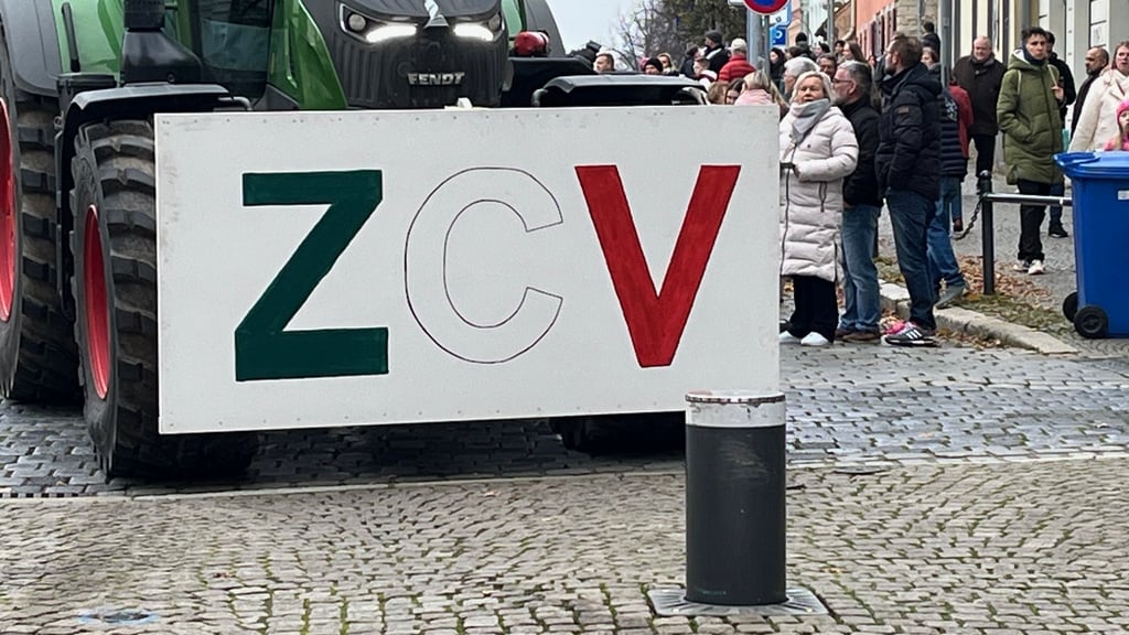 Am Eingang zur Fußgängerzone warerst einmal  Schluss: Der Poller blieb standhaft.  