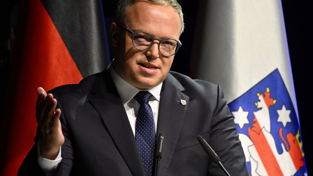 Thüringens Ministerpräsident Mario Voigt stellt beim Landessportbund eine höhere Förderung für kommunale Sportstätten in Aussicht. (Archivbild)