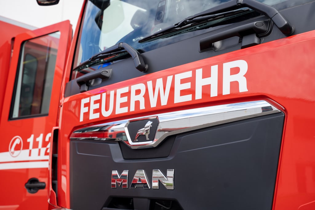 In Magdeburg brannten in der Nacht zum 15. November 2025 zwei Gartenlauben auf einem verlassenen Grundstück. 