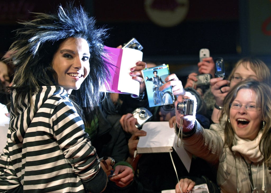 Bill Kaulitz 2007 in Berlin mit begeisterten Fans.