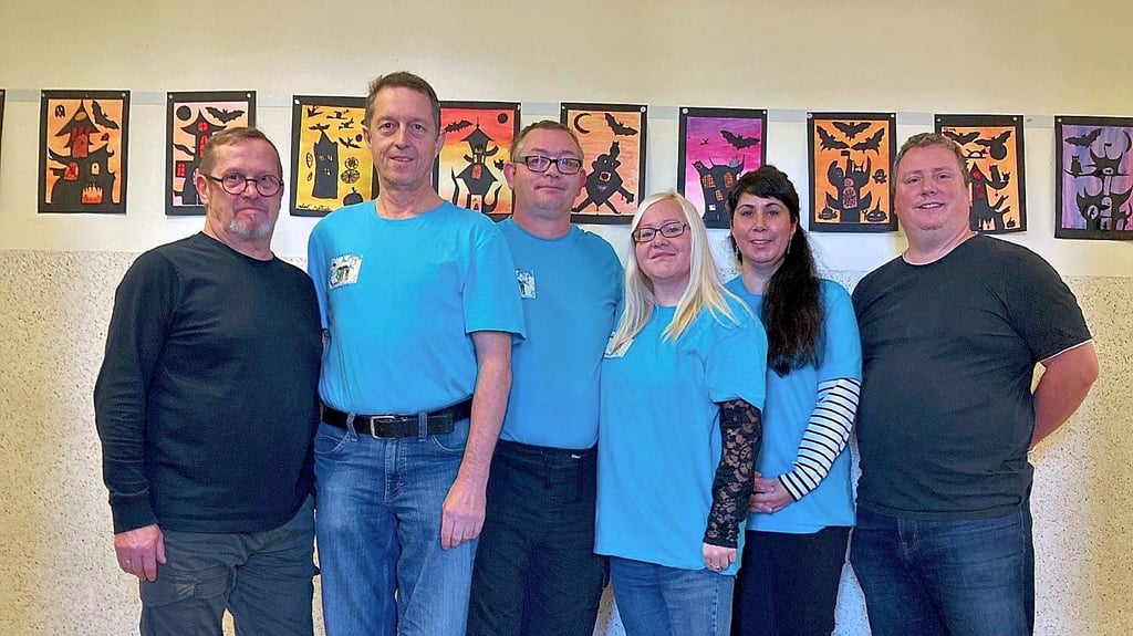 Mario Knopf (l.), Leiter der  Grundschule „Geschwister Scholl“ in Wittenberg, mit Mitgliedern des Schulfödervereins, rechts:  Matthias Krause