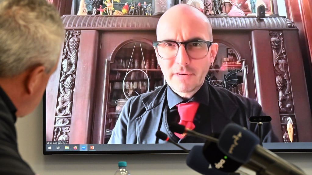 Kriminalbiologe Benecke sagt, er habe ebenfalls eine Probe von Hitlers Blut genommen, von der Lehne des Sofas, auf dem sich Hitler erschossen hat. (Archivbild)