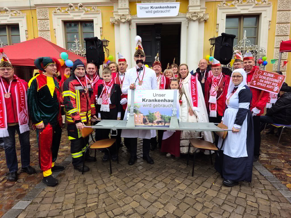 Im Kampf um den Erhalt mit der nun selbst in Not geratenen Zerbster Klinik vereint, so zeigten sich Bürgermeister, die Jecken und das närrische Volk am Sonnabend vor dem Zerbster Rathaus.