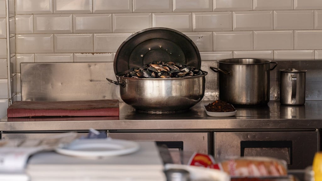 Die häufigsten Symptome bei Lebensmittelvergiftung sind Übelkeit, Erbrechen und Durchfall.