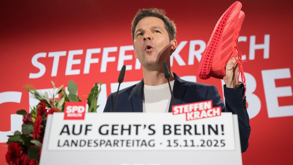 SPD-Spitzenkandidat Steffen Krach stellt sich auf einen langen Lauf ins Rote Rathaus ein.