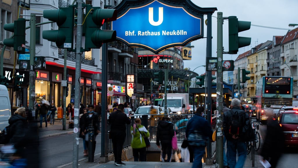 Die Polizei ermittelt nach einer Anzeige zu dem Vorfall am U-Bahnhof Rathaus Neukölln. (Symbolbild)