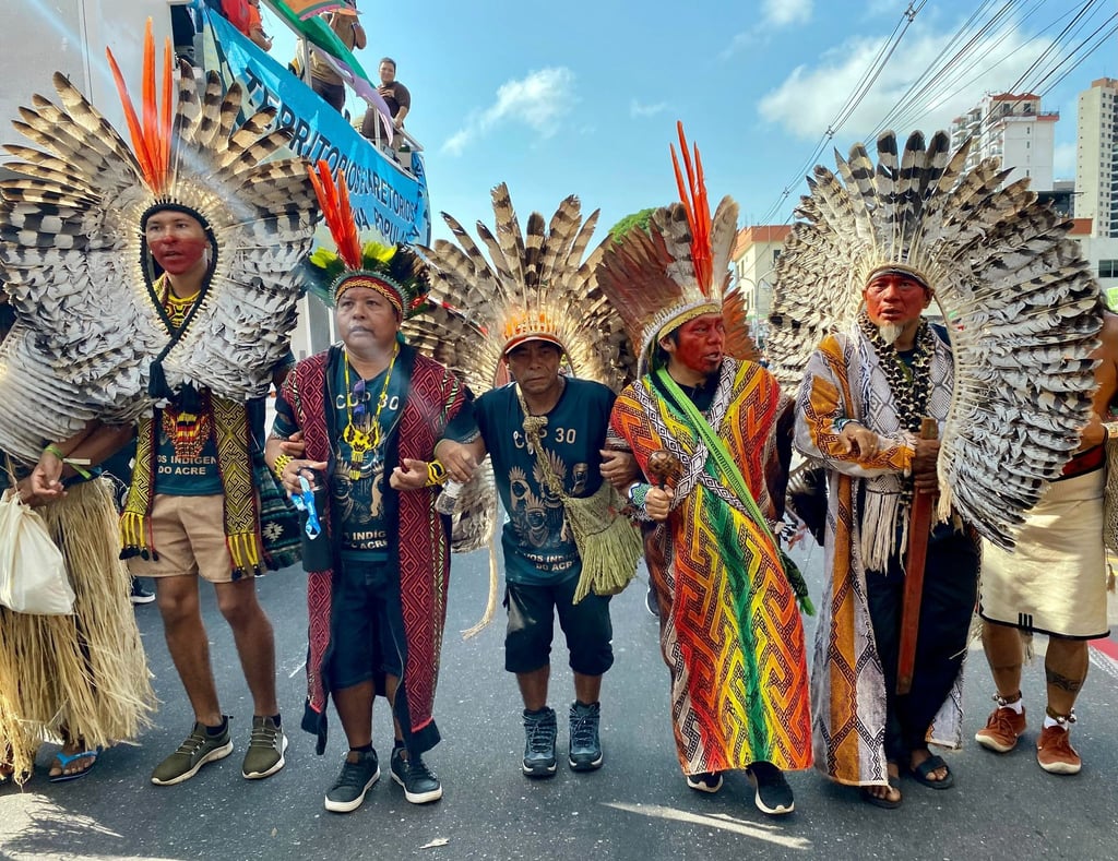 Tausende Indigene und internationale Klimaschützer zogen durchs Zentrum der Millionenstadt Belém.