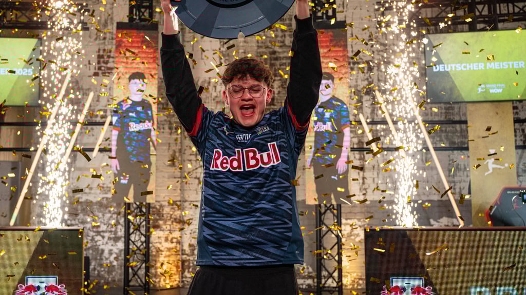 Levy Finn Rieck stemmt die Schale in die Höhe.