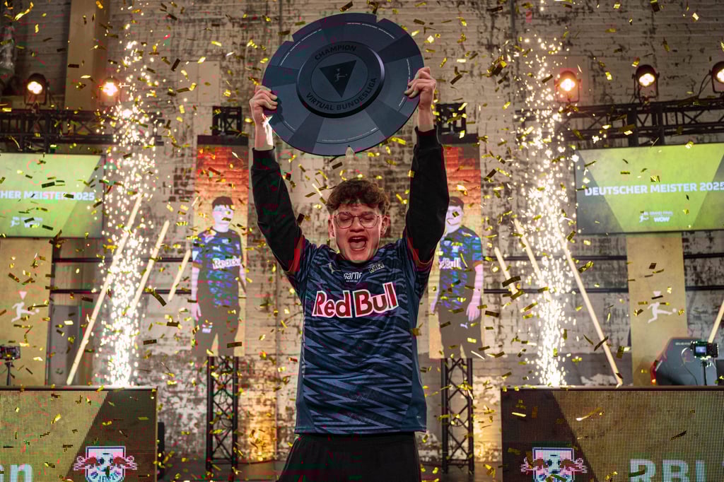 Levy Finn Rieck stemmt die Schale in die Höhe.