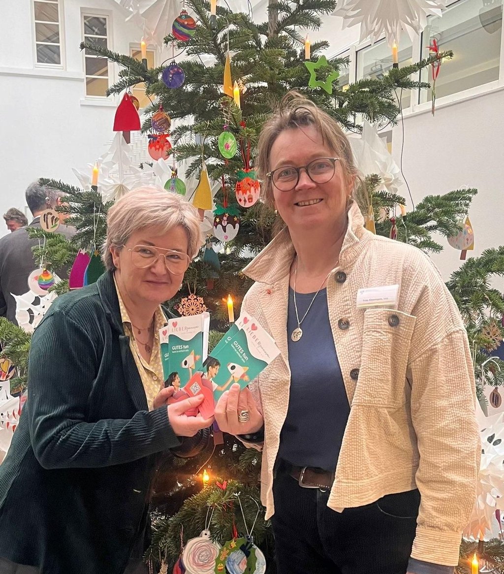 Heike Krieg (links) aus Klötze bei der Ehrenamtsgala im Magdeburger Landtag. Hier mit SPD-Landtagsabgeordneter Juliane Kleemann.