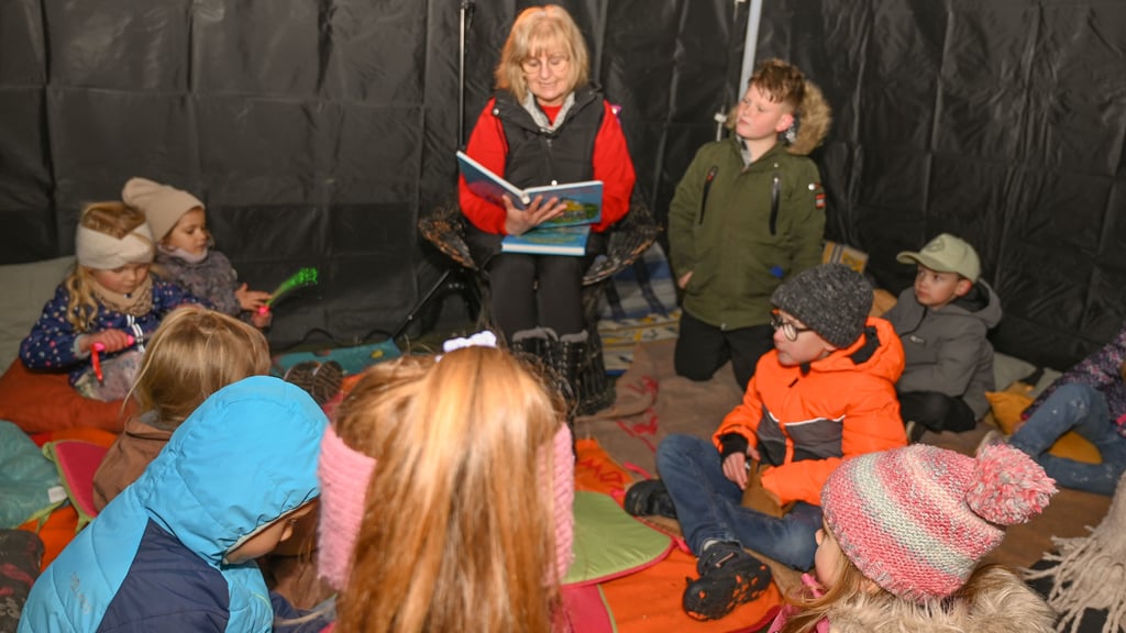 Märchenoma Ines Piela hat beim Lichtermarkt in Bottmersdorf den Kindern vorgelesen.