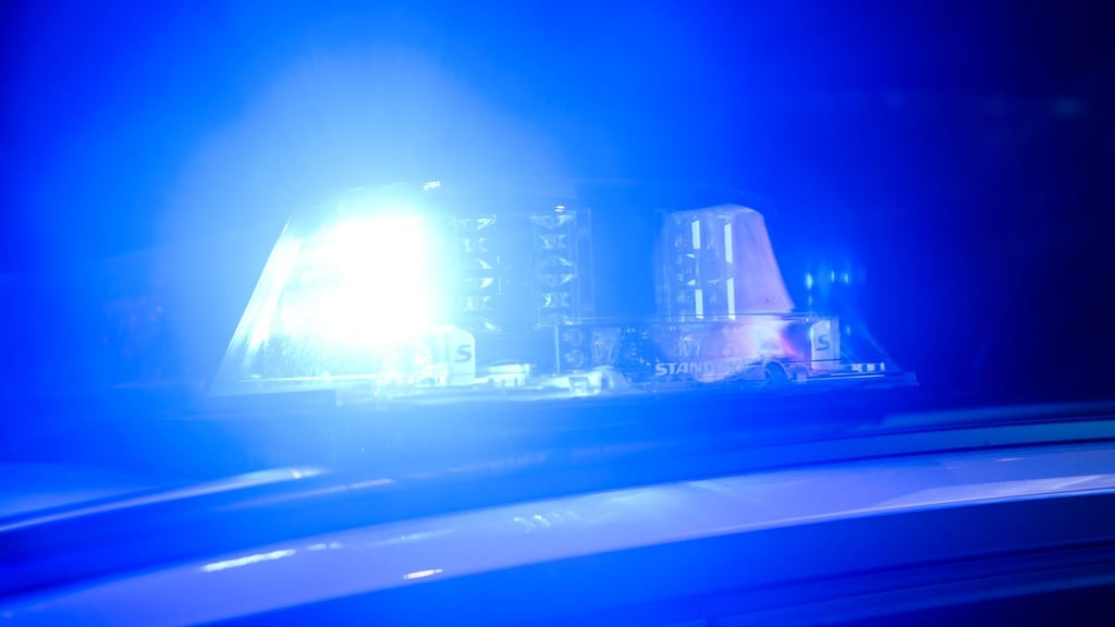 Zeugen alarmierten die Polizei: Nach einer heftigen Auseinandersetzung landet ein 26-Jähriger im Krankenhaus. (Symbolbild)