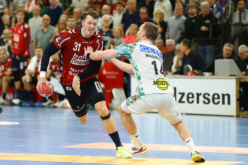 Emil Jakobsen (SG Flensburg-Handewitt, l) im Zweikampf mit Omar Ingi Magnusson (SC Magdeburg).