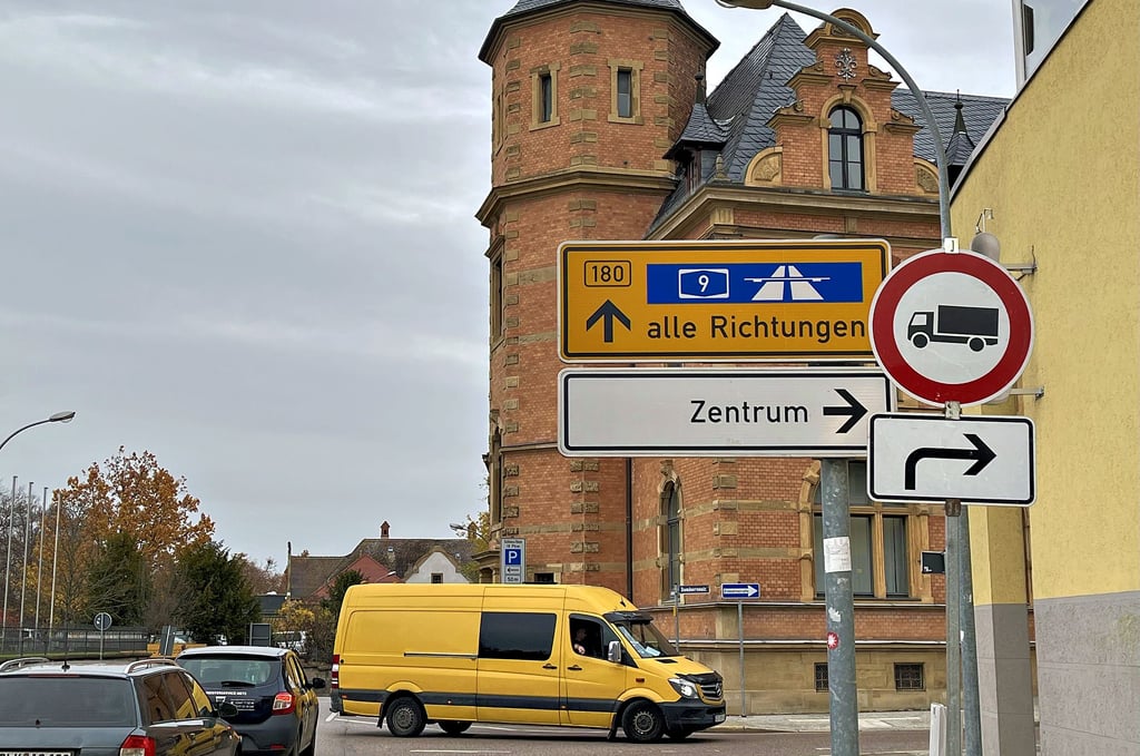 Lkw dürfen nicht in die Zeitzer Innenstadt fahren, denn  die B180, also die Fischstraße, ist gesperrt. Das ist auch deutlich ausgeschildert.