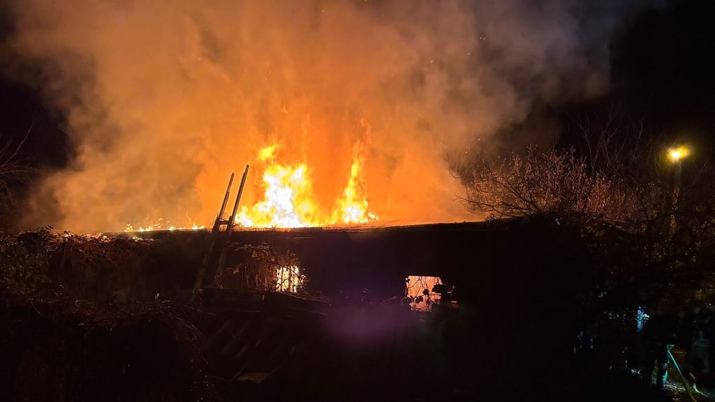 In Magdeburg brannten in der Nacht zum 15. November 2025 zwei Gartenlauben auf einem verlassenen Grundstück. 