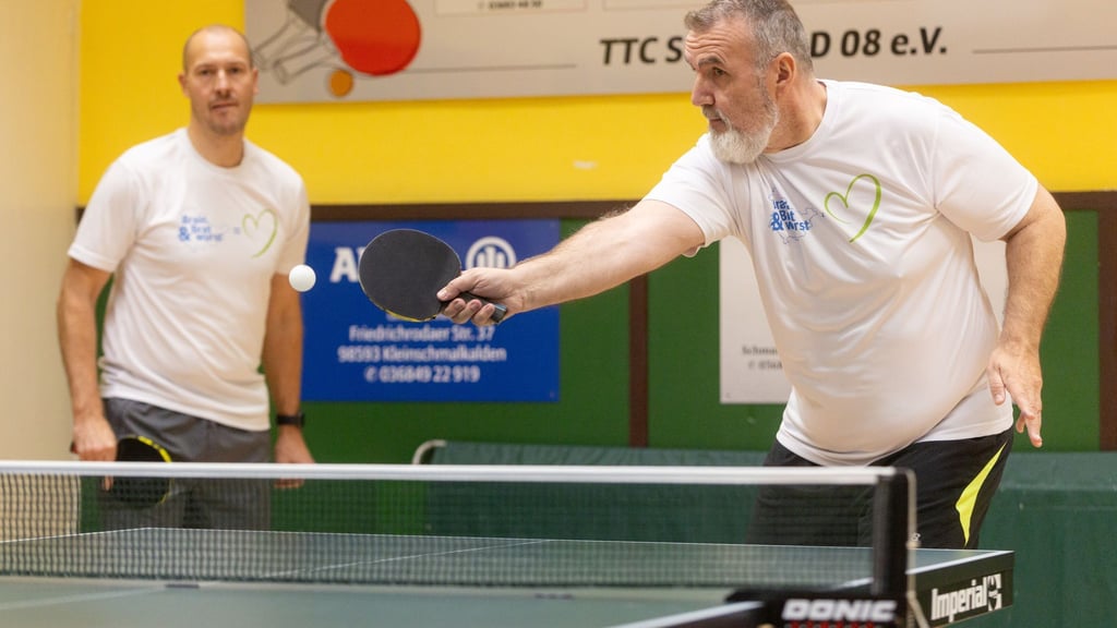 Thüringens Infrastrukturminister Steffen Schütz spielt beim Benefiz-Tischtennisturnier in Sülzfeld an der Platte.